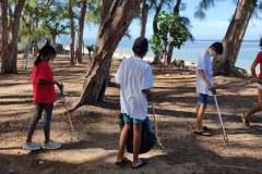 Les enfants du CCEJ ramassent les déchets sur la plage de l’Hermitage