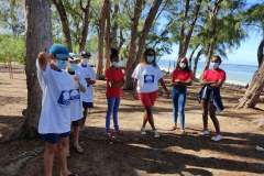 Les enfants du CCEJ ramassent les déchets sur la plage de l’Hermitage