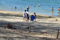 Les enfants du CCEJ ramassent les déchets sur la plage de l’Hermitage