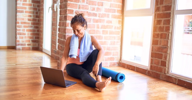 Une femme fait du sport en intérieur