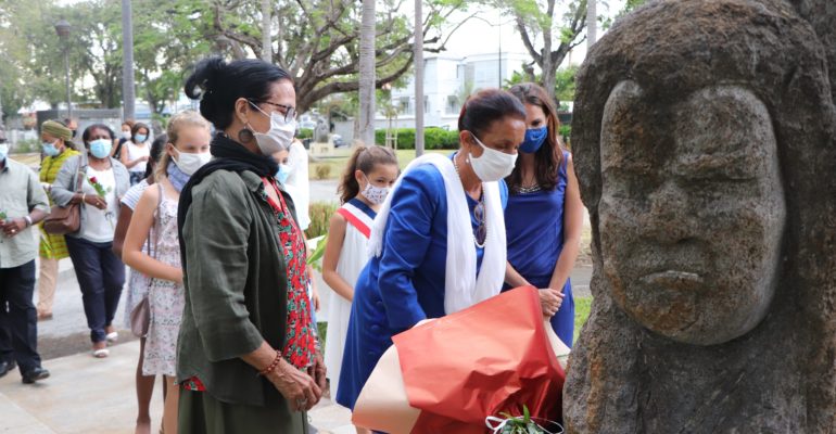 Un hommage devant la stèle d’Élie au jardin de la Liberté